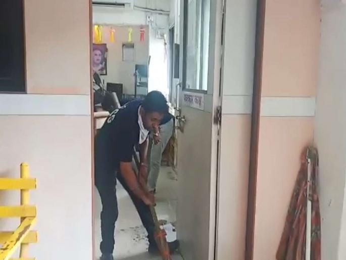 Finally journalists cleaned up the press office of the KDMC office | अखेर पत्रकारांनी हातात झाडू घेत स्वच्छ केला केडीएमसी कार्यालयातील पत्रकार कक्ष Finally journalists cleaned up the press office of the KDMC office | अखेर पत्रकारांनी हातात झाडू घेत स्वच्छ केला केडीएमसी कार्यालयातील पत्रकार कक्ष
