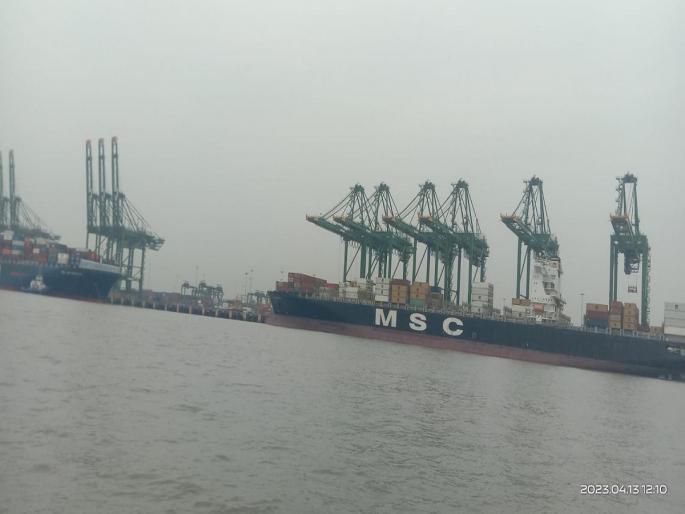 J.M. Bakkshi port Recruiting Gujarati workers by leaving out Marathi Bhumiputras : A wave of anger among project victims | जे.एम. बक्क्षी पोर्टमध्ये मराठी भुमीपुत्रांना डावलून गुजराती कामगारांची भरती: प्रकल्पग्रस्तांमध्ये संतापाची लाट J.M. Bakkshi port Recruiting Gujarati workers by leaving out Marathi Bhumiputras : A wave of anger among project victims | जे.एम. बक्क्षी पोर्टमध्ये मराठी भुमीपुत्रांना डावलून गुजराती कामगारांची भरती: प्रकल्पग्रस्तांमध्ये संतापाची लाट