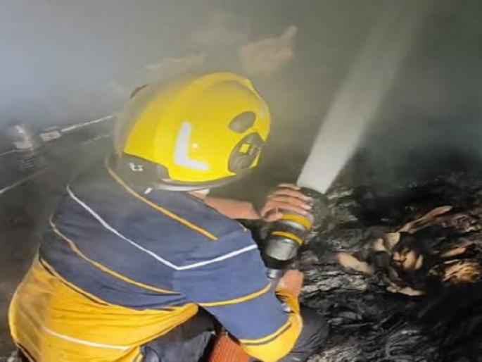 The bag company was burnt down in the fire | आगीत बॅग कंपनी जाळून भस्मसात The bag company was burnt down in the fire | आगीत बॅग कंपनी जाळून भस्मसात