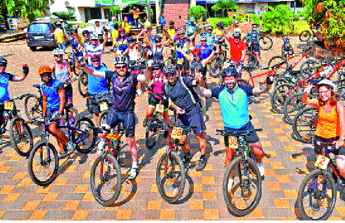 Mumbai-Konkan cycle tour of England tourists | इंग्लंडच्या पर्यटकांची मुंबई-कोकण सायकल प्रवास