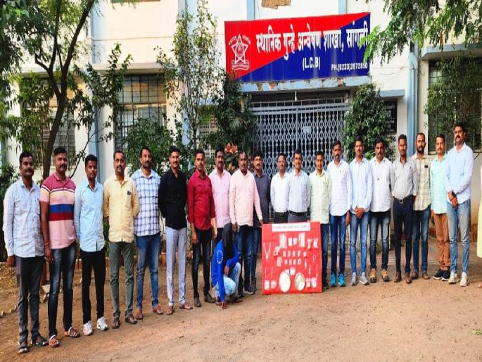 18 lakhs compensation seized from interstate inn burglary | आंतरराज्यीय सराईत घरफोड्याकडून १८ लाखांचा ऐवज जप्त