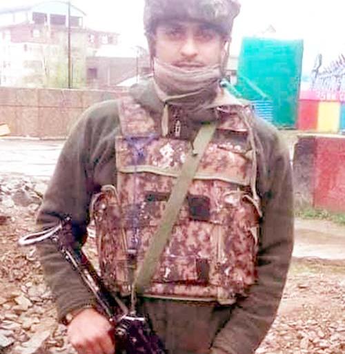 Barshiputra Mukund Zhalte showed bravery; Four terrorists killed in Kashmir | बार्शीपुत्र मुकूंद झालटेंनी दाखवले शौर्य; काश्मीरात चार दहशतवाद्यांचा केला खात्मा Barshiputra Mukund Zhalte showed bravery; Four terrorists killed in Kashmir | बार्शीपुत्र मुकूंद झालटेंनी दाखवले शौर्य; काश्मीरात चार दहशतवाद्यांचा केला खात्मा