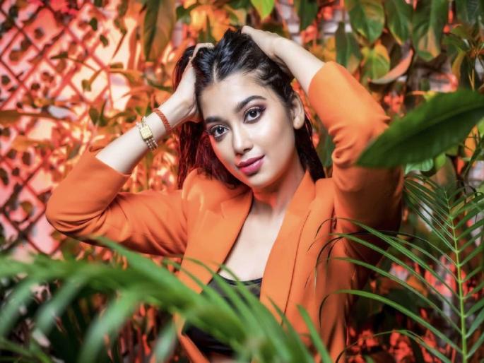 Ex-Bigg Boss contestant Digangana Suryavanshi was attacked by a peacock video | Video : ‘पिकॉक’ने कर दिया ‘शॉक’! अभिनेत्री दिगांगना सूर्यवंशीवर मोराने केला हल्ला