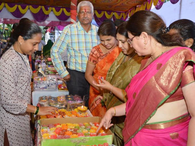 Water can not be left on women's zeal; Exciting response to the savings market | पाऊसही महिलांच्या उत्साहावर नाही टाकू शकला पाणी; बचत बाजाराला उत्स्फूर्त प्रतिसाद Water can not be left on women's zeal; Exciting response to the savings market | पाऊसही महिलांच्या उत्साहावर नाही टाकू शकला पाणी; बचत बाजाराला उत्स्फूर्त प्रतिसाद