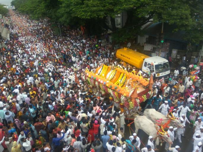 gold chains stolen at palkhi sohala in hadapsar | पालखी साेहळ्यात चाेरट्यांचा धुमाकूळ, तीन लाखांचे दागिने केले लंपास gold chains stolen at palkhi sohala in hadapsar | पालखी साेहळ्यात चाेरट्यांचा धुमाकूळ, तीन लाखांचे दागिने केले लंपास