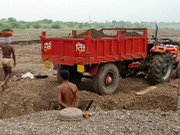 Illegal sand dune in river basin | नदीपात्रात अवैध वाळू उपसा Illegal sand dune in river basin | नदीपात्रात अवैध वाळू उपसा