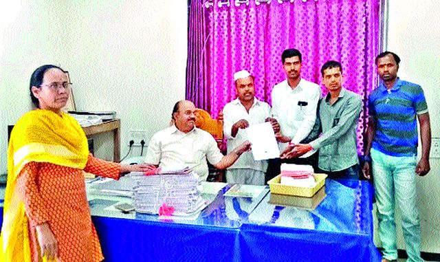 Larvae in nectar | अमृत आहारात अळ्या