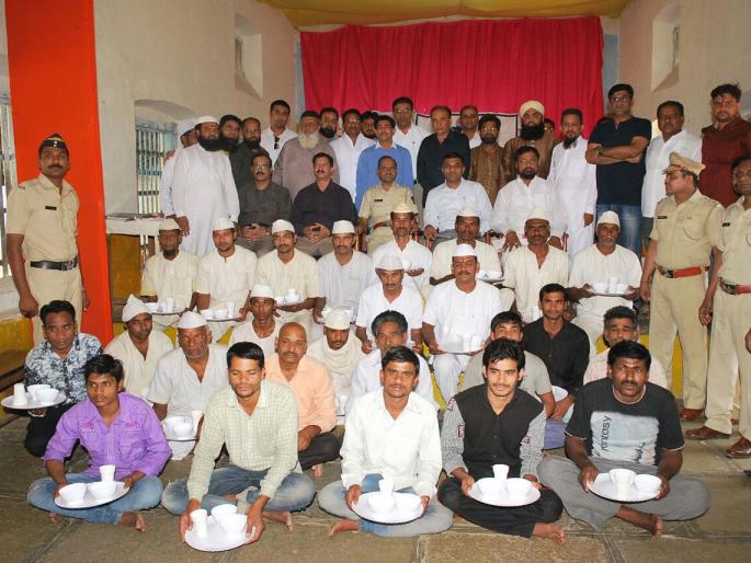 dinner set gift to 300 prisoners in Akola district jail | अकोला जिल्हा कारागृहातील ३०० कैद्यांना भोजन संचाची भेट dinner set gift to 300 prisoners in Akola district jail | अकोला जिल्हा कारागृहातील ३०० कैद्यांना भोजन संचाची भेट