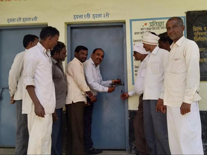 Villagers lock a school demanding to give teacher | शिक्षक देण्याच्या मागणीसाठी ठोकले शाळेला कूलूप Villagers lock a school demanding to give teacher | शिक्षक देण्याच्या मागणीसाठी ठोकले शाळेला कूलूप