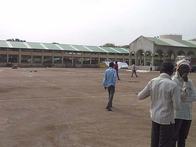 Traders ran away by purchase worth o one crore grains from Market Committee | मूर्तिजापूर  बाजार समितीमधील एक कोटीचा माल घेऊन खरीददार पसार