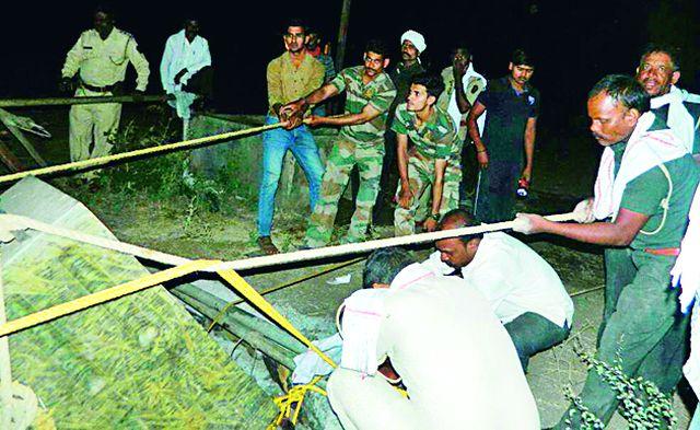 In search of hunter leopard fell well | शिकारीच्या शोधात बिबट्या पडला विहिरीत