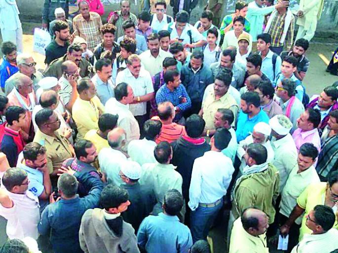 Hit the bus driver | आॅटोचालकाची बसचालकास मारहाण Hit the bus driver | आॅटोचालकाची बसचालकास मारहाण