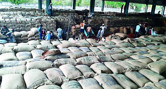 The absence of the godown is in turmoil in the yard | गोदामा अभावी यार्डात तूर पडून