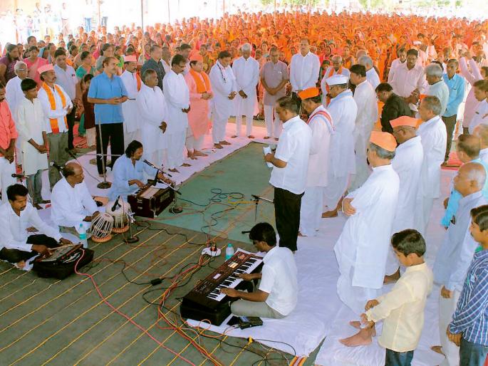 Hundreds of thousands of followers pay tribute | हजारो अनुयायांची साश्रूनयनांनी श्रद्धांजली Hundreds of thousands of followers pay tribute | हजारो अनुयायांची साश्रूनयनांनी श्रद्धांजली