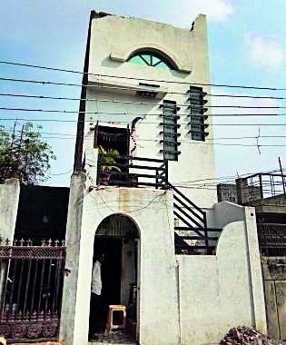 As the electricity fell, the walls of the wall were up to 150 feet | वीज पडल्याने भिंतीचे तुकडे दीडशे फुटापर्यंत उडाले