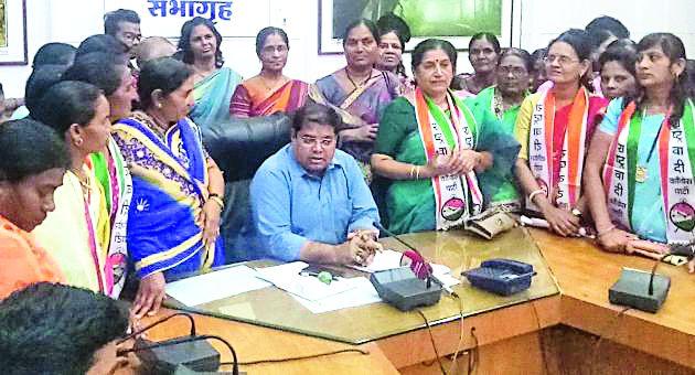 Order of action on illegal liquor suppliers by Guardian Minister | पालकमंत्र्यांनी दिले अवैध दारू पुरवठादारावर कारवाईचे आदेश Order of action on illegal liquor suppliers by Guardian Minister | पालकमंत्र्यांनी दिले अवैध दारू पुरवठादारावर कारवाईचे आदेश