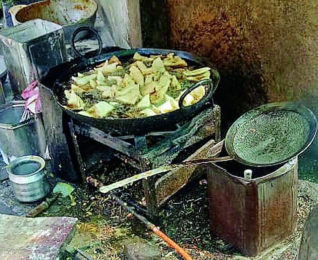 Recycling of oil for the food frying | खाद्यपदार्थ तळण्याकरिता तेलाचा सर्रास पुनर्वापर