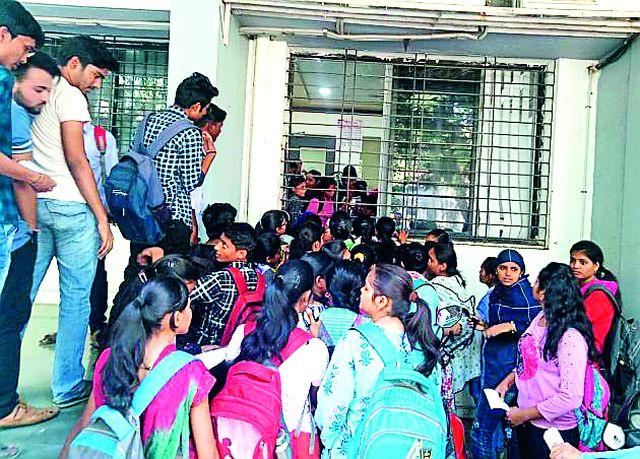 At Examination 2, the entrance is one and a half | परीक्षा २ वाजता, प्रवेशपत्र दीड वाजता At Examination 2, the entrance is one and a half | परीक्षा २ वाजता, प्रवेशपत्र दीड वाजता