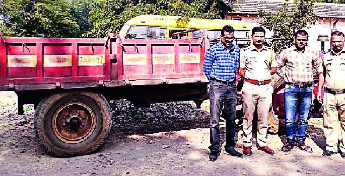 Police on Revenue Mafia, Revenue Sector | रेती माफियांवर पोलीस,महसूलचे धाडसत्र Police on Revenue Mafia, Revenue Sector | रेती माफियांवर पोलीस,महसूलचे धाडसत्र