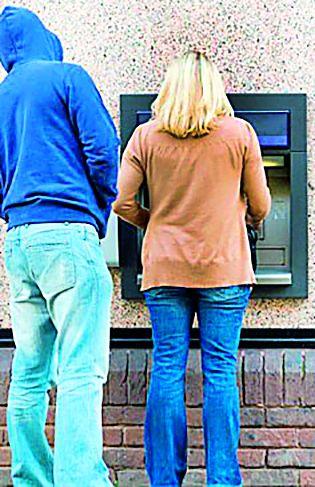 Stolen data standing behind the bank account holder | बँक खातेदाराच्या मागे उभे राहून चोरला डाटा Stolen data standing behind the bank account holder | बँक खातेदाराच्या मागे उभे राहून चोरला डाटा