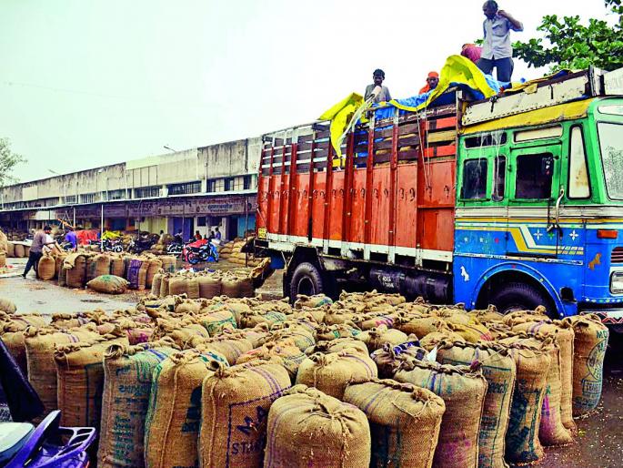 Soyabean in the evening market | अवकाळीने भिजले बाजार समितीमधील सोयाबीन Soyabean in the evening market | अवकाळीने भिजले बाजार समितीमधील सोयाबीन