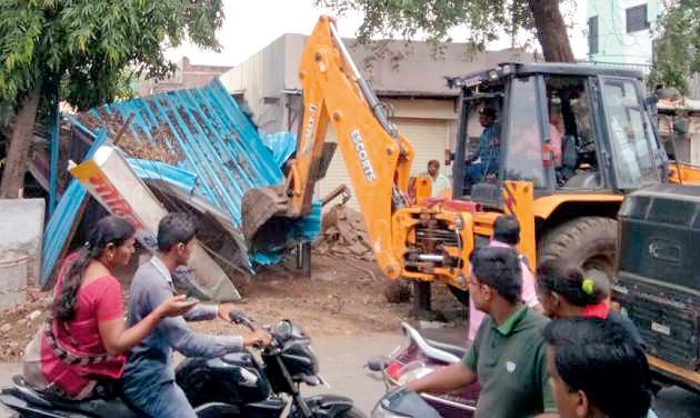 'Bulldozer' on unauthorized construction in Pacific | प्रशांतनगरातील अनधिकृत बांधकामावर ‘बुलडोजर’ 'Bulldozer' on unauthorized construction in Pacific | प्रशांतनगरातील अनधिकृत बांधकामावर ‘बुलडोजर’