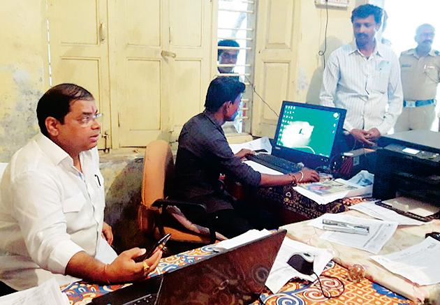 The Guardian Minister gave gifts to 37 bridge centers | पालकमंत्र्यांनी दिल्या ३७ सेतू केंद्रांना भेटी The Guardian Minister gave gifts to 37 bridge centers | पालकमंत्र्यांनी दिल्या ३७ सेतू केंद्रांना भेटी