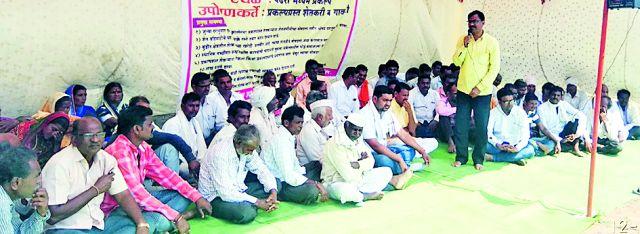 Hundreds of Project Affected Food and Saving Activists on Pandhari Medium Project | पंढरी मध्यम प्रकल्पावर शेकडो प्रकल्पग्रस्तांचे अन्न-जलत्याग आंदोलन Hundreds of Project Affected Food and Saving Activists on Pandhari Medium Project | पंढरी मध्यम प्रकल्पावर शेकडो प्रकल्पग्रस्तांचे अन्न-जलत्याग आंदोलन