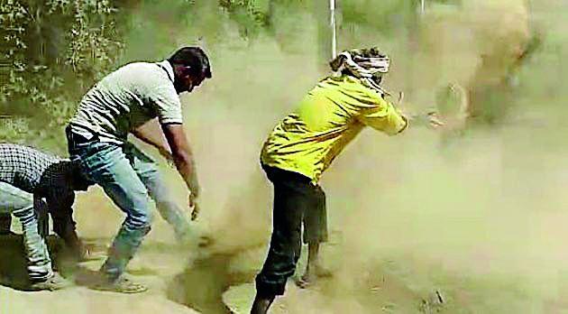 Farmers disconnected soil 'DB' | कृषकांनी माती टाकून विझविली ‘डीबी’ Farmers disconnected soil 'DB' | कृषकांनी माती टाकून विझविली ‘डीबी’