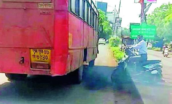 Air pollution due to debris buses | भंगार बसेसमुळे वायुप्रदूषण Air pollution due to debris buses | भंगार बसेसमुळे वायुप्रदूषण
