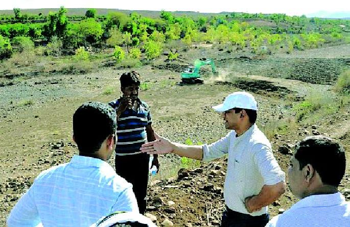 Use of river plowing in Achchalpur taluka for raising the water level | जलस्तर उंचविण्यासाठी अचलपूर तालुक्यात नदी नांगरण्याचा प्रयोग