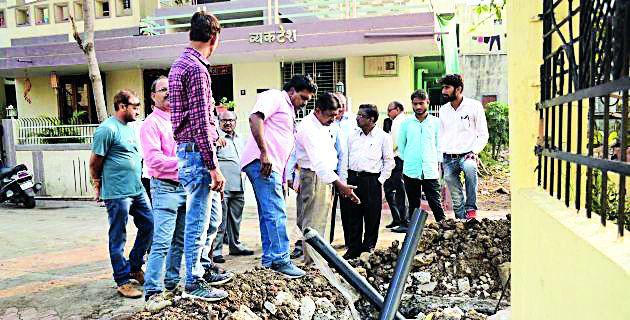 Complete old works, do not touch the natives | जुनी कामे पूर्ण करा, नव्यांना हातही लावू नका Complete old works, do not touch the natives | जुनी कामे पूर्ण करा, नव्यांना हातही लावू नका