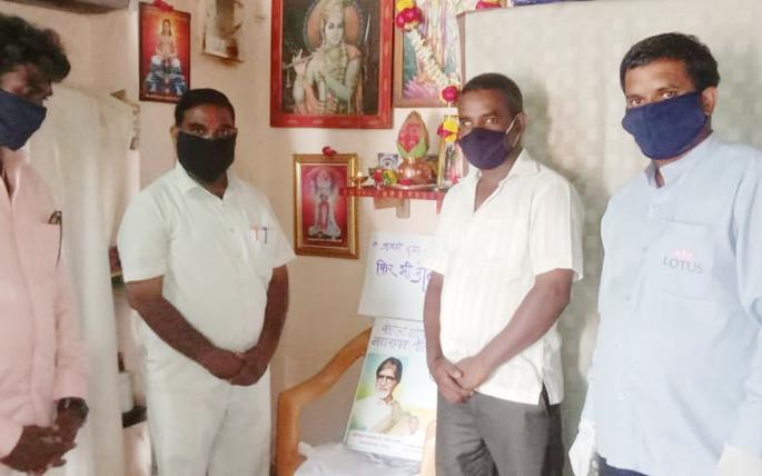 Mrityunjaya Jap-Mahaarati from the fans of Solapur for the coronation of the hero | महानायकाच्या कोरोनामुक्तीसाठी सोलापुरातील फॅन्सकडून मृत्यूंजय जप-महाआरती Mrityunjaya Jap-Mahaarati from the fans of Solapur for the coronation of the hero | महानायकाच्या कोरोनामुक्तीसाठी सोलापुरातील फॅन्सकडून मृत्यूंजय जप-महाआरती