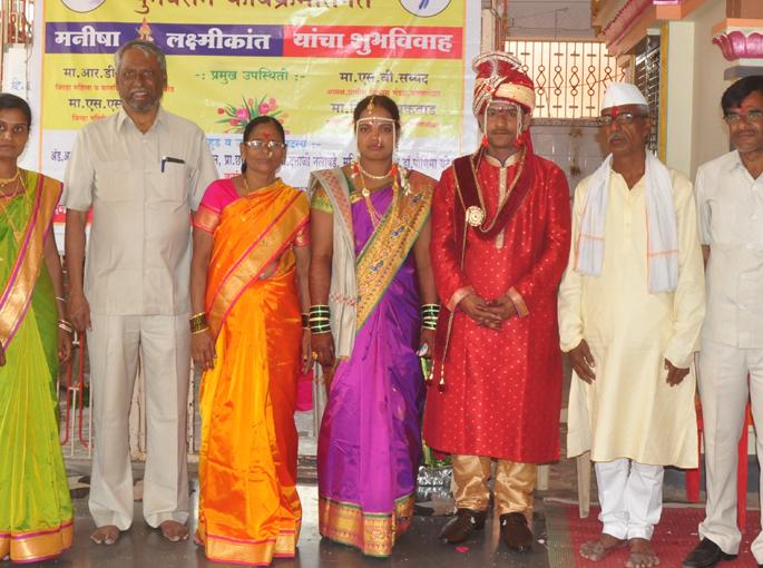 Silk tied with casteless girl to break the bondage | जात बंधने तोडत निराधार मुलीसोबत बांधल्या रेशीमगाठी  Silk tied with casteless girl to break the bondage | जात बंधने तोडत निराधार मुलीसोबत बांधल्या रेशीमगाठी