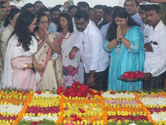 Gopinath Gadar to visit the Gopinath Gate, to meet the popular leader | लोकनेत्याच्या दर्शनासाठी गोपीनाथ गडावर अलोट गर्दी Gopinath Gadar to visit the Gopinath Gate, to meet the popular leader | लोकनेत्याच्या दर्शनासाठी गोपीनाथ गडावर अलोट गर्दी