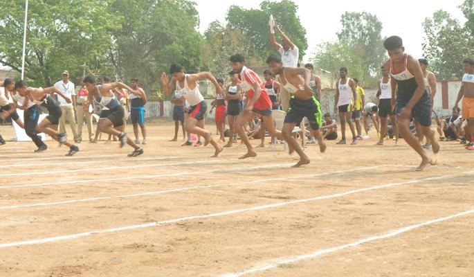 Police recruitment in Beed; field test of 750 candidates | बीडमध्ये पोलीस भरतीस सुरुवात ;७५० उमेदवारांची मैदानी चाचणी