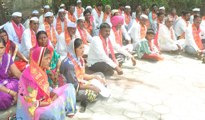 Rampant hunger strike in Beed against government encroachment | सरकारी अतिक्रमणाविरुद्ध बीडमध्ये तांदळा ग्रामस्थांचे उपोषण Rampant hunger strike in Beed against government encroachment | सरकारी अतिक्रमणाविरुद्ध बीडमध्ये तांदळा ग्रामस्थांचे उपोषण