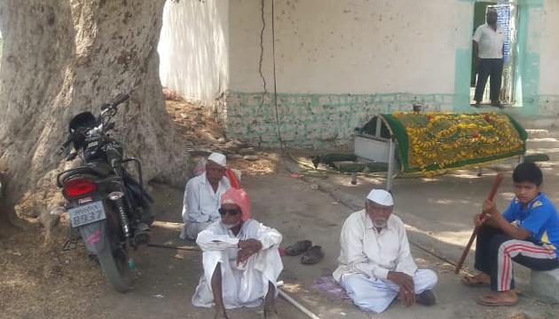 The dead body waited for graveyard | साळेगावात दफनभूमीच्या वादात मृतदेहाची फरपट