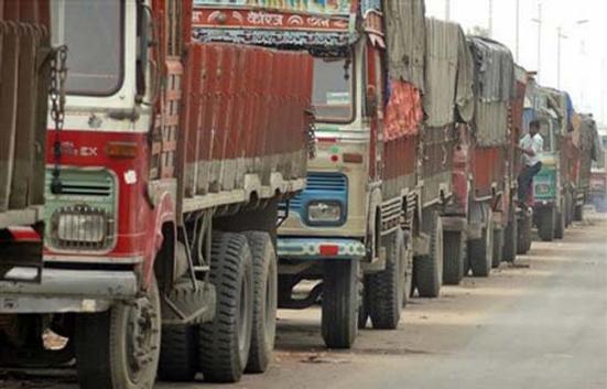 540 trucks stand in the bead district due to passing | बीड जिल्ह्यात पासिंगअभावी ५४० ट्रक उभे 540 trucks stand in the bead district due to passing | बीड जिल्ह्यात पासिंगअभावी ५४० ट्रक उभे