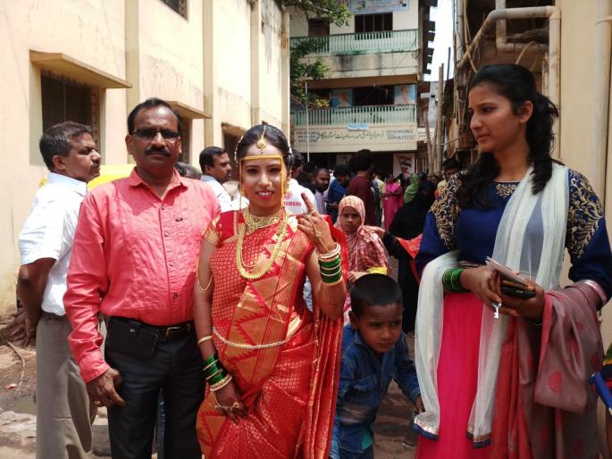 Karnataka Assembly Elections 2018 Elections for the first time, then the couple's polling in Belgaon, themselves | Video : Karnataka Elections 2018 : आधी मुहूर्त मतदानाचा; मग स्वत:च्या लग्नाचा