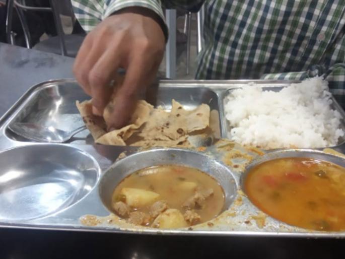 Shiva eats 'starvation' | शिवभोजन देणारेच ‘उपाशी’ Shiva eats 'starvation' | शिवभोजन देणारेच ‘उपाशी’