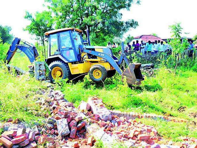 The encroachment on the goose was removed | गोसे फाट्यावरील अतिक्रमण काढले The encroachment on the goose was removed | गोसे फाट्यावरील अतिक्रमण काढले
