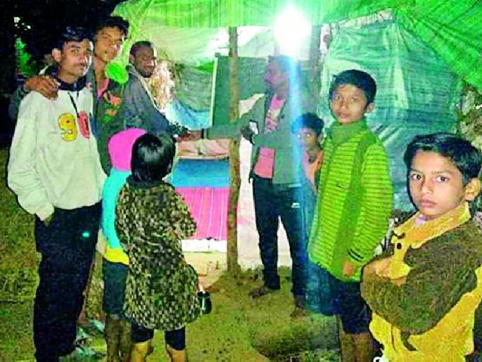 Lessons are given to the chimpanzees by blowing horns in the village | गावात भोंगे लावून चिमुकल्यांना गिरवतो धडे Lessons are given to the chimpanzees by blowing horns in the village | गावात भोंगे लावून चिमुकल्यांना गिरवतो धडे