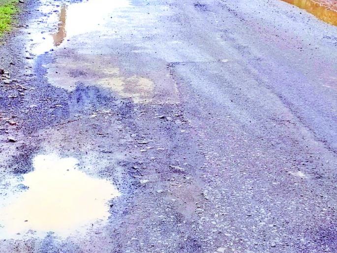 Life-threatening potholes on national highways | राष्ट्रीय महामार्गावर जीवघेणे खड्डेच खड्डे Life-threatening potholes on national highways | राष्ट्रीय महामार्गावर जीवघेणे खड्डेच खड्डे
