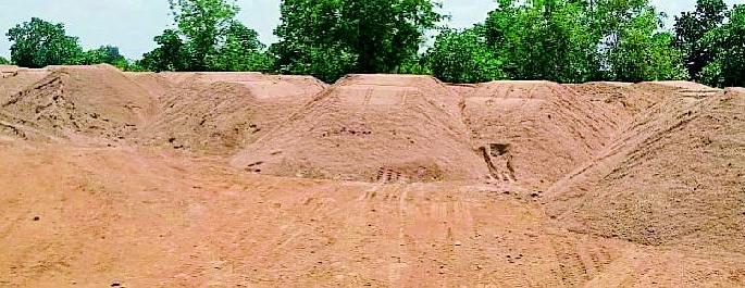 Sand stocks in various places even in the absence of auction | लिलाव नसतानाही जागोजागी रेती साठे