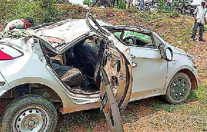 The wedding car overturned | लग्न वऱ्हाड्यांची कार उलटली The wedding car overturned | लग्न वऱ्हाड्यांची कार उलटली