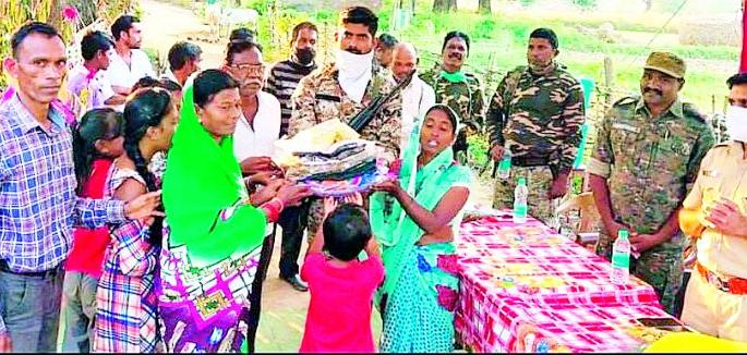 Helping hand of the police department in need of Diwali | दिवाळीत गरजवंताना पोलीस विभागाचा मदतीचा हात Helping hand of the police department in need of Diwali | दिवाळीत गरजवंताना पोलीस विभागाचा मदतीचा हात