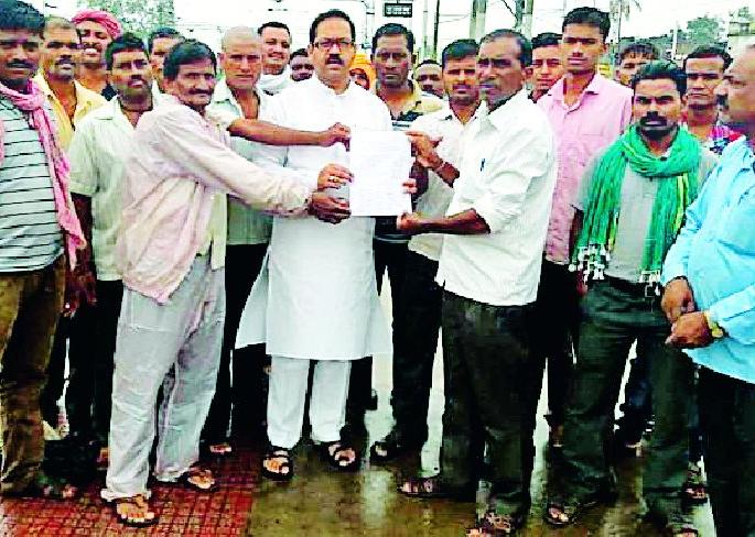 Give the milk marketers a separate box in the train | दूध विक्रेत्यांना रेल्वेत स्वतंत्र डबा द्या Give the milk marketers a separate box in the train | दूध विक्रेत्यांना रेल्वेत स्वतंत्र डबा द्या