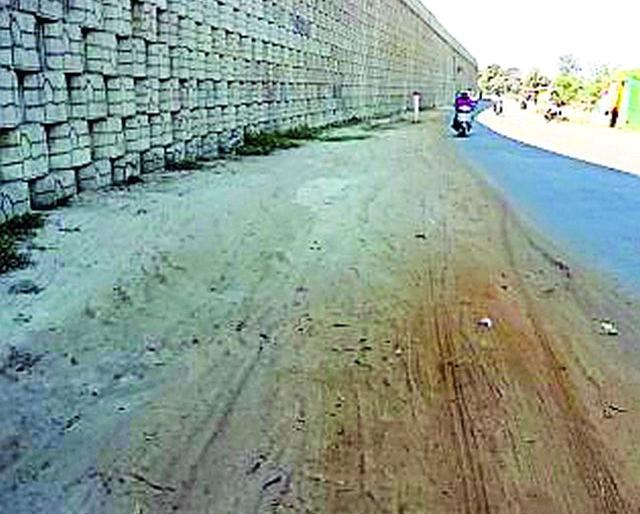 Flat ash layer near Devadi Flyover | देव्हाडी उड्डाणपुलाजवळ फ्लायअ‍ॅशचा थर