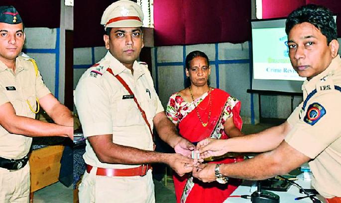 Special service medal for five police officers and three employees | पाच पोलीस अधिकारी व ५३ कर्मचाऱ्यांना विशेष सेवा पदक Special service medal for five police officers and three employees | पाच पोलीस अधिकारी व ५३ कर्मचाऱ्यांना विशेष सेवा पदक